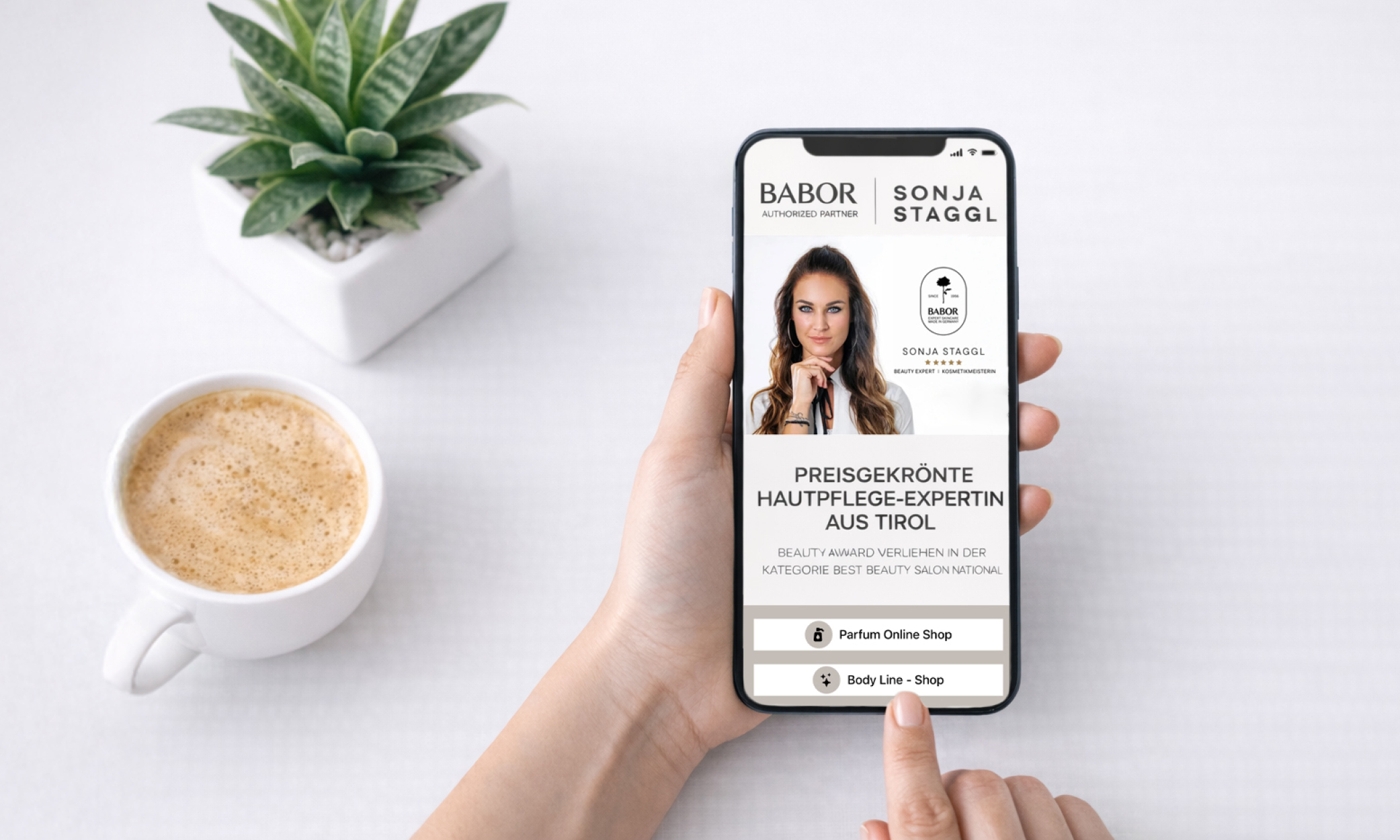 Sieben BABOR Hydra Plus Ampullen stehen auf zwei übereinanderliegenden Steinen