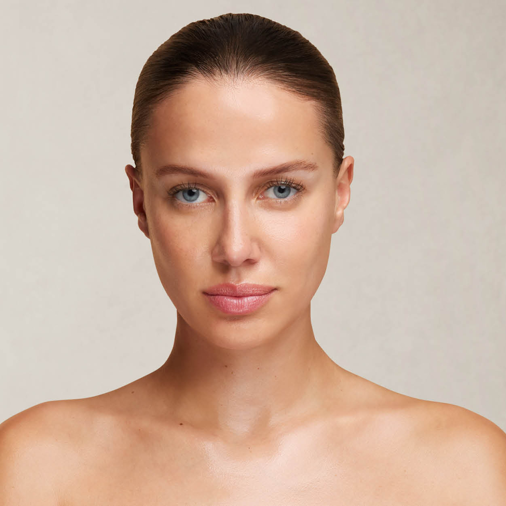 Frau mit zurückgebundenem Haar und nackten Schultern im Porträt