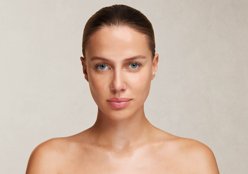 Frau mit zurückgebundenem Haar und nackten Schultern im Porträt