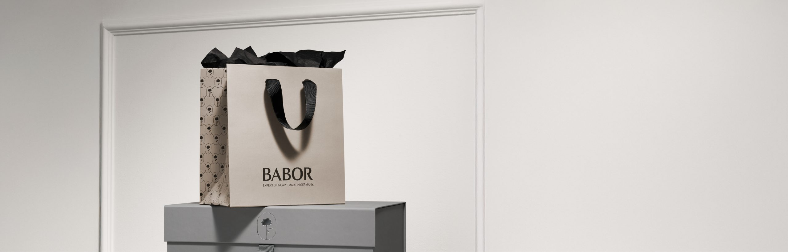 Zwei Frauen mit glatter Haut und zurückgekämmtem Haar, eine blickt frontal, die andere im Profil