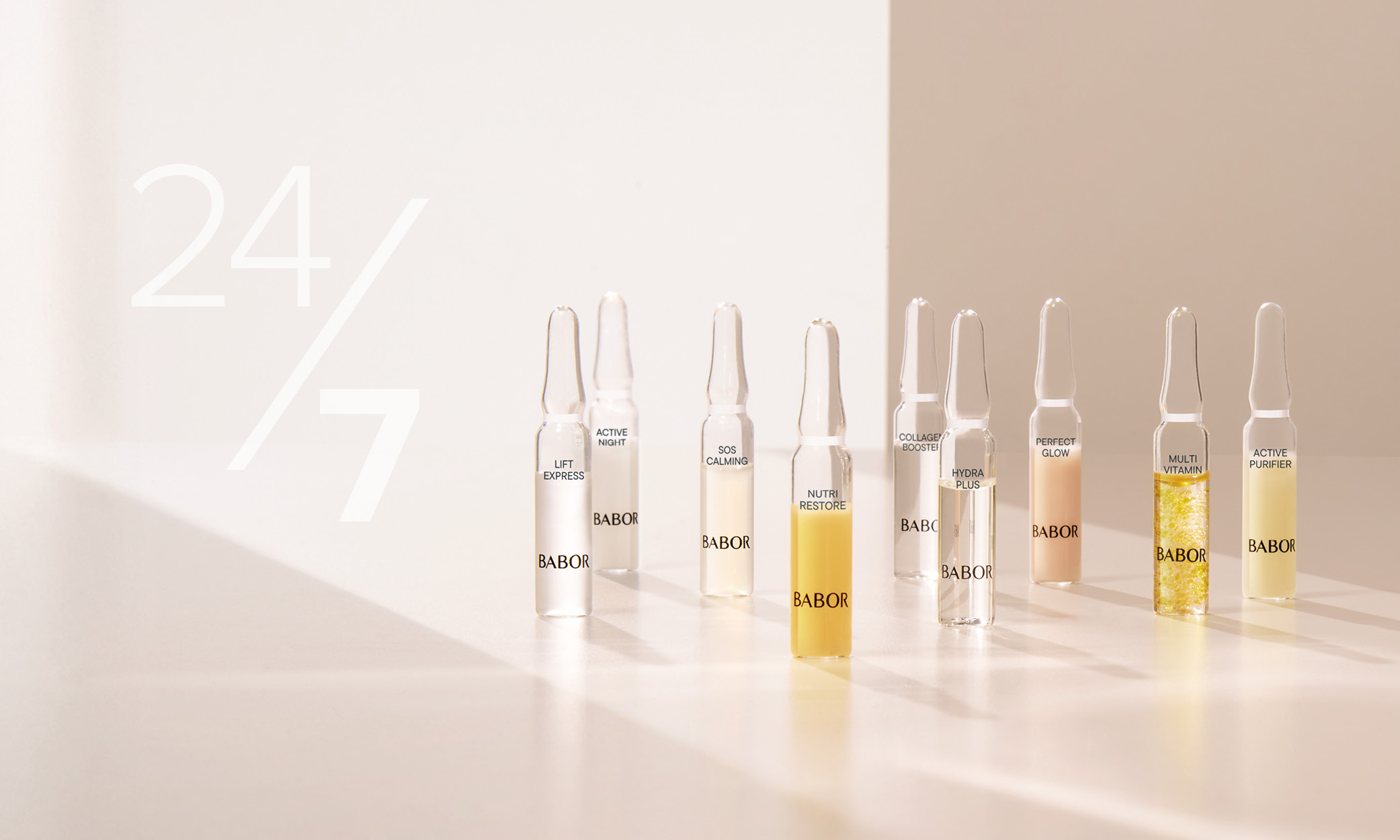 Sieben BABOR Hydra Plus Ampullen stehen auf zwei übereinanderliegenden Steinen