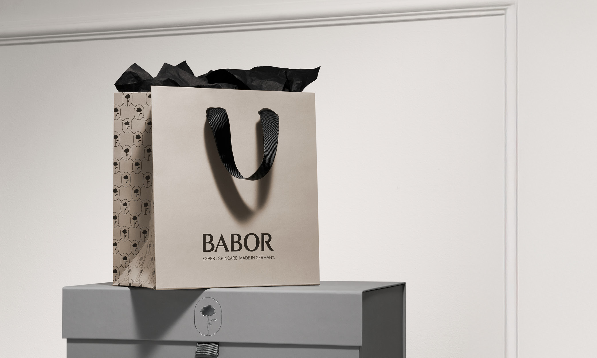 Zwei Frauen mit glatter Haut und zurückgekämmtem Haar, eine blickt frontal, die andere im Profil