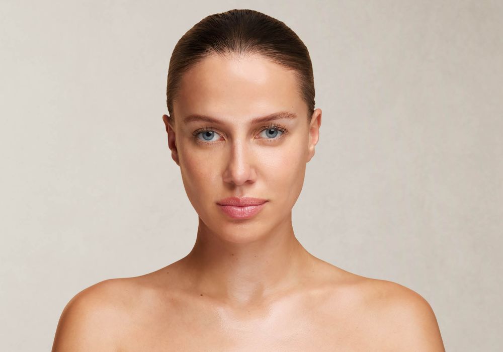 Frau mit zurückgebundenem Haar und nackten Schultern im Porträt