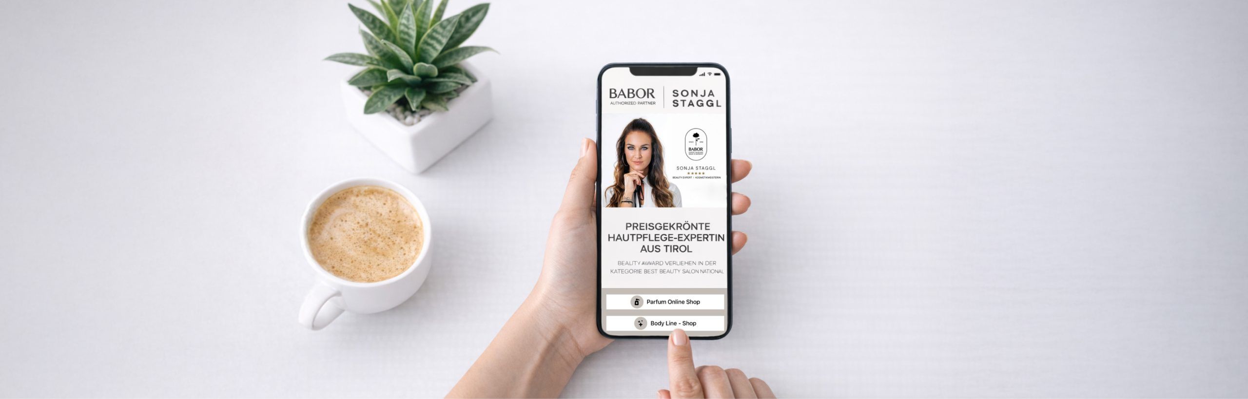 Sieben BABOR Hydra Plus Ampullen stehen auf zwei übereinanderliegenden Steinen